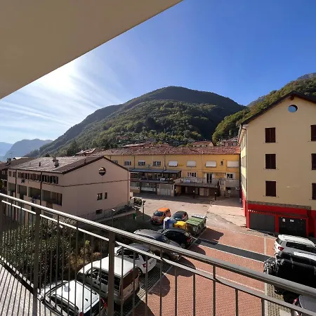 Como Lake With Two People Lake View And Near Beach *