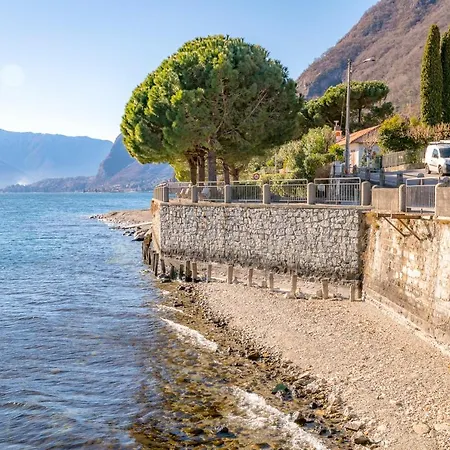 Como Lake With Two People Lake View And Near Beach Apartment