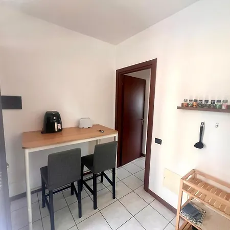 Como Lake With Two People Lake View And Near Beach Acquaseria